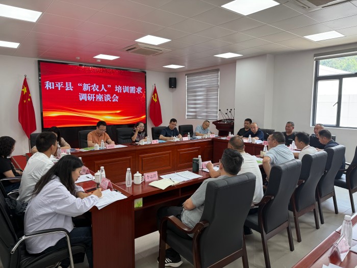 与“新农人”代表交流.jpg 与“新农人”代表交流.jpg