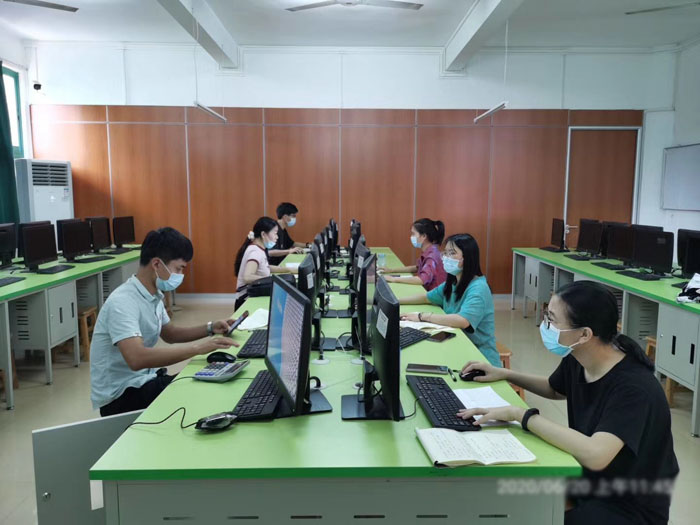 学生在训练.jpg