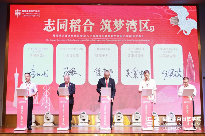 李明龙副院长代表学院进行电子签约1.png