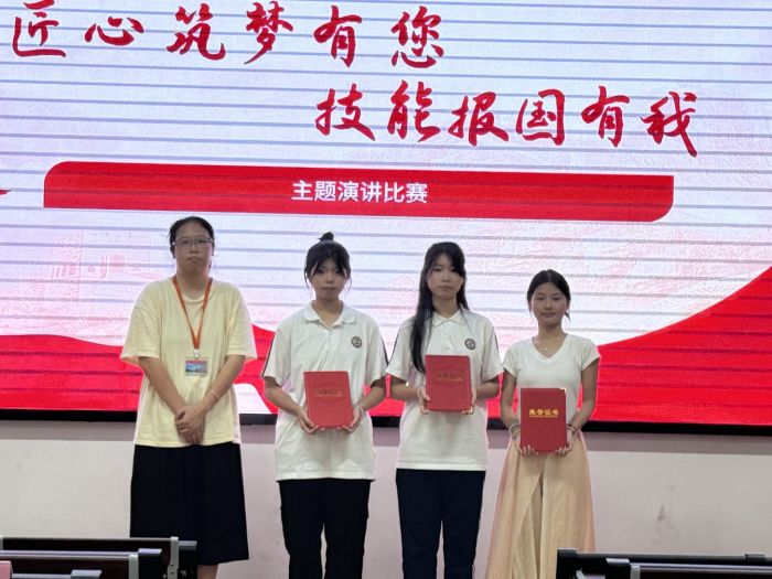 计算机系包慧娟老师为获得三等奖的选手颁奖.jpg
